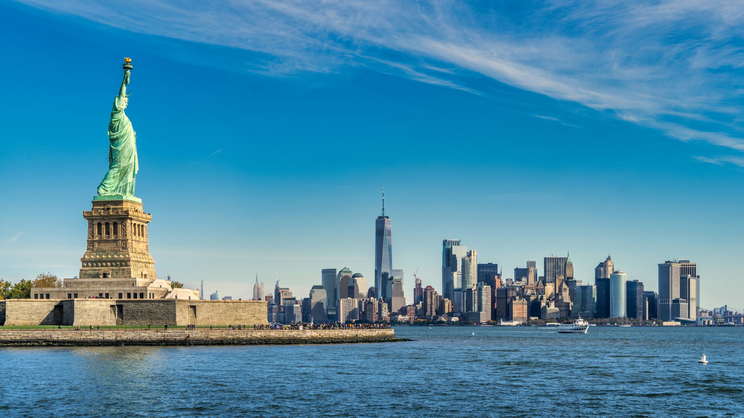 city-skyline-across-body-of-water-during-daytime-scaled-1 As Principais Cidades para Viajar nas Férias de Abril