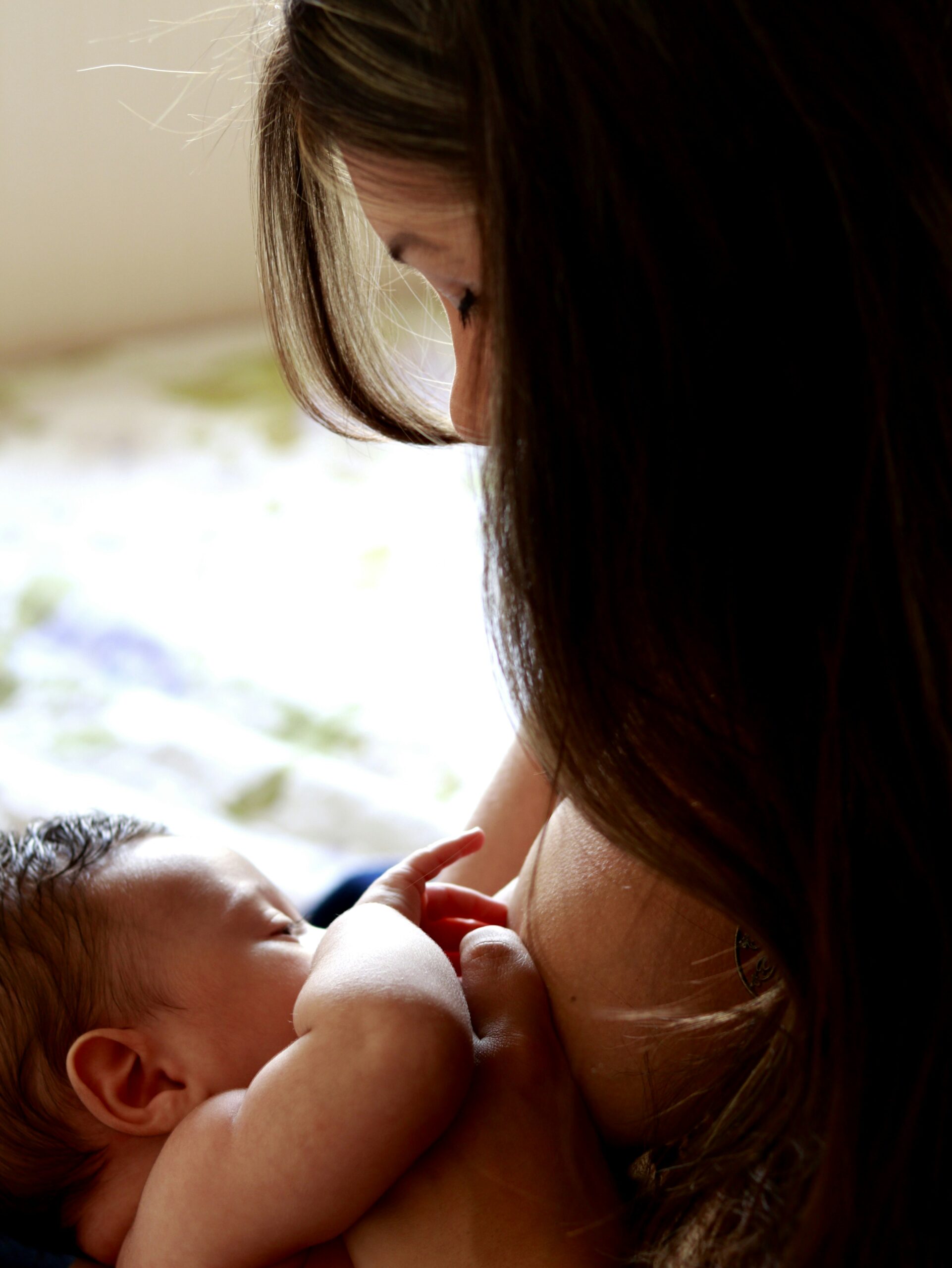 woman-carries-baby-scaled-1 Guia Mais Tetê: O Suporte Essencial para Mães de Primeira Viagem no Brasil